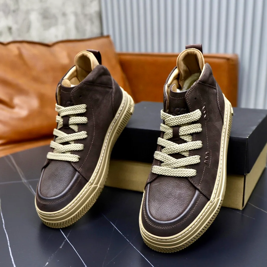 Ex-factory price: 640💰Thick wool imported from Australia Brand: UGG genuine purchasing agent Size: 38-44 Grade: Official website 1:1 Material: First layer of genuine leather waterproof and antifreeze upper Real wool lining Original non-slip soft wear-resistant outsole Style category: Men's casual shoes Trendy style Comfortable on the feet Color: Official website color synchronization